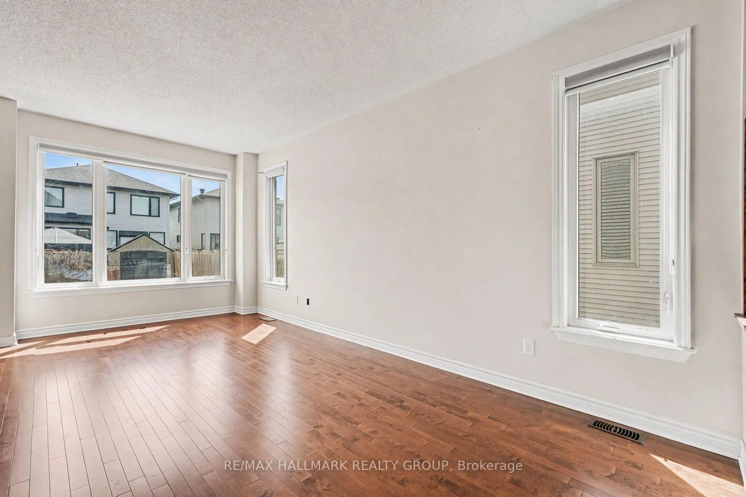 Photo 6 of 319 Livery Street, Ottawa, Kanata - Emerald Meadows/Trailwest — HOMEH