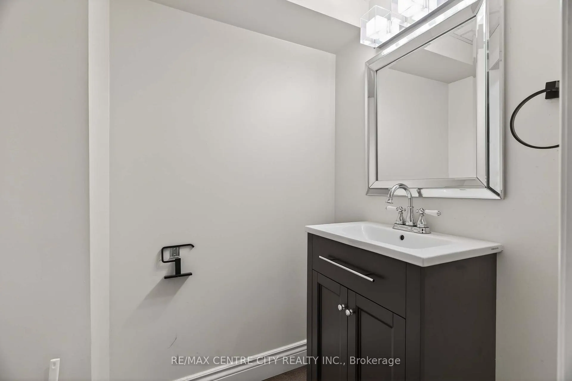 Photo 38 of 45 Chaucer Road N, London, South M — HOMEH