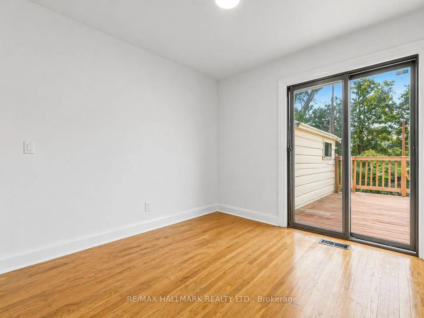 Photo 8 of 712 Pharmacy Avenue, Scarborough, Clairlea-Birchmount — HOMEH