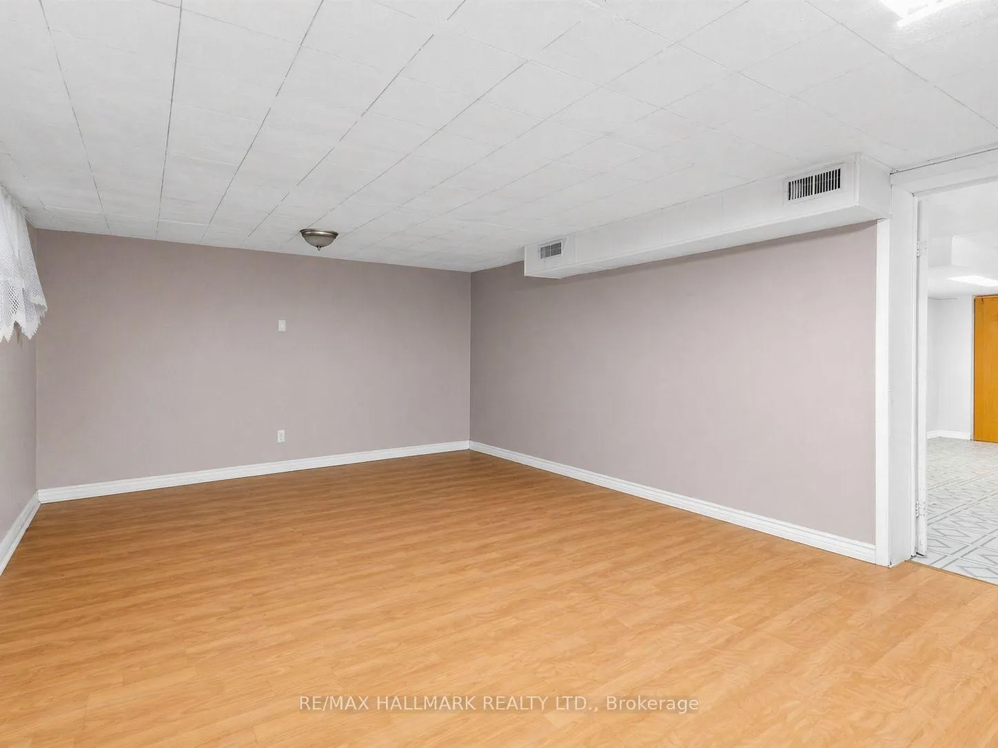 Photo 9 of 712 Pharmacy Avenue, Scarborough, Clairlea-Birchmount — HOMEH
