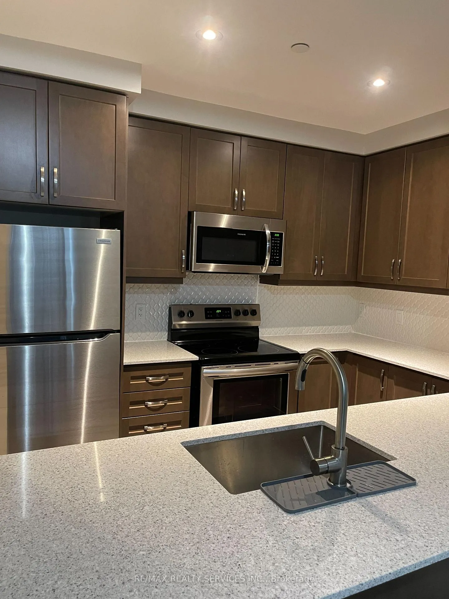 Photo 11 of Unit 203, 15 Lynch Street, Brampton, Queen Street Corridor — HOMEH