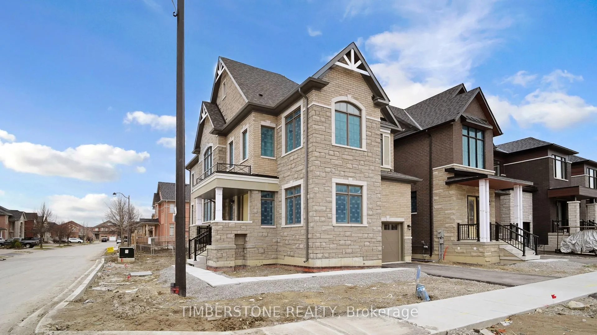 Photo 3 of 12 Aveena Road, Brampton, Bram East — HOMEH