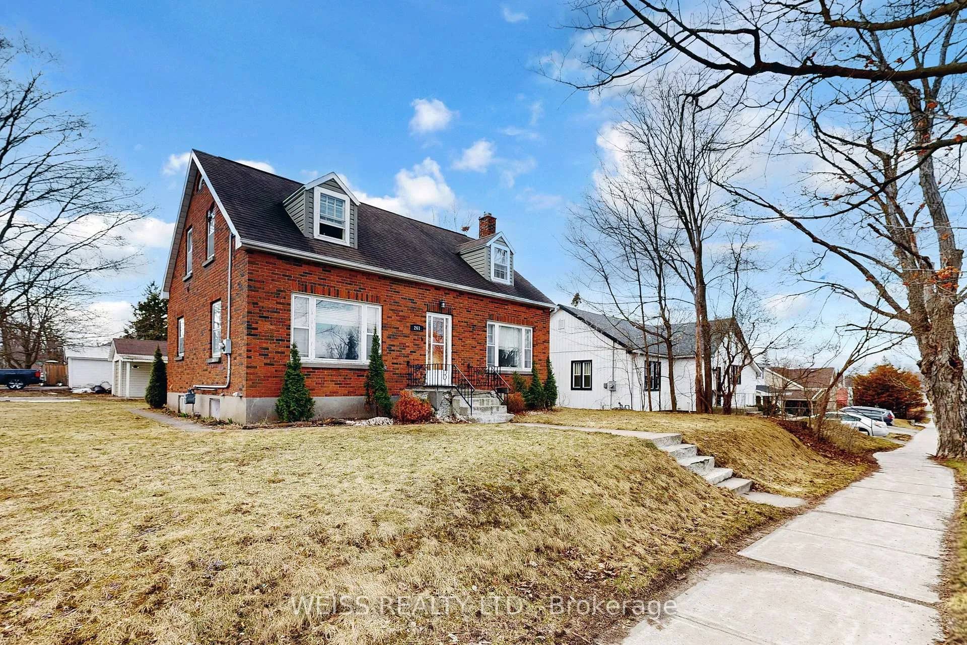 Photo 3 of 261 Wolsely Street, Peterborough, Northcrest Ward 5 — HOMEH