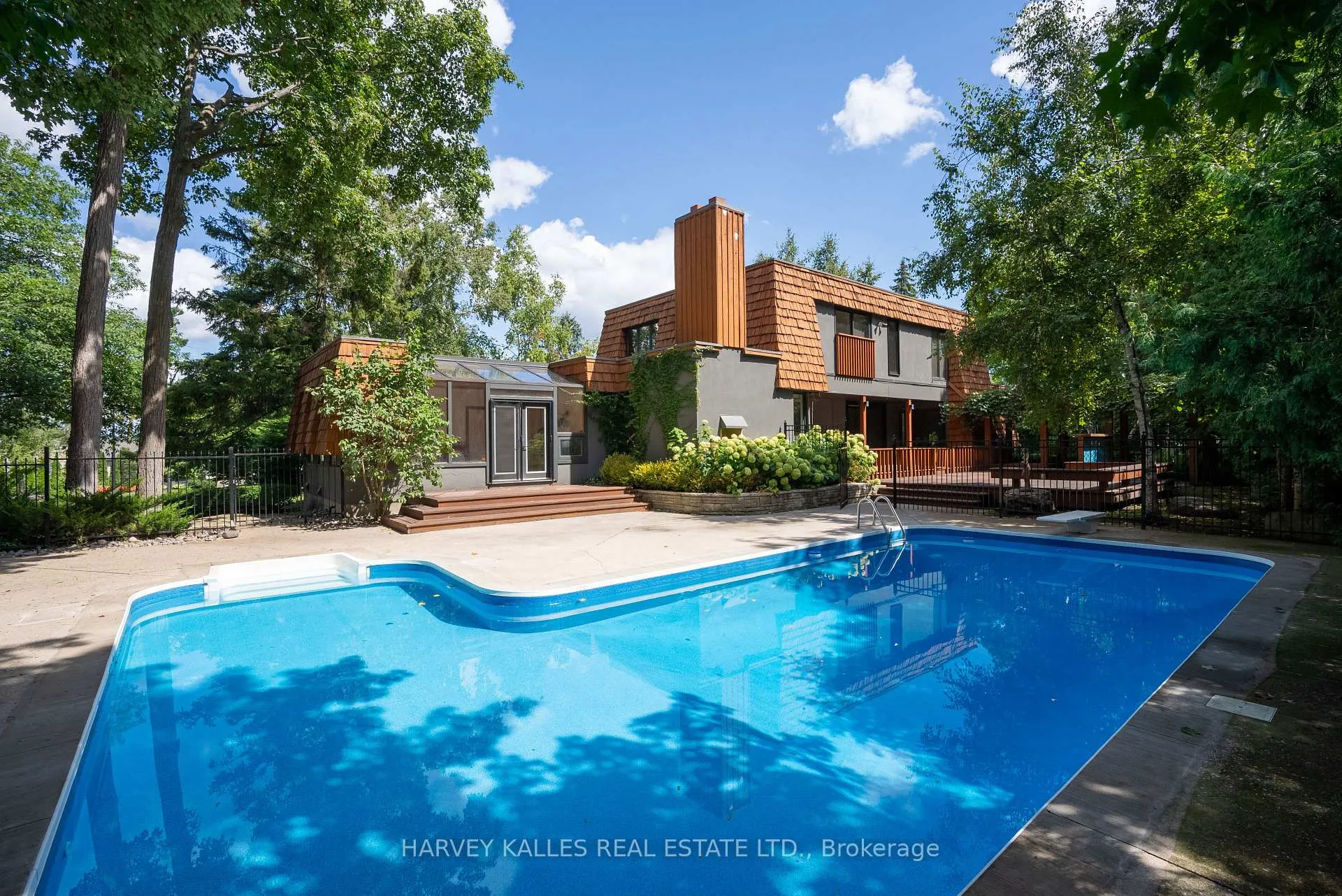 Photo 3 of 23 Royal Oak Drive, Barrie, South Shore — HOMEH