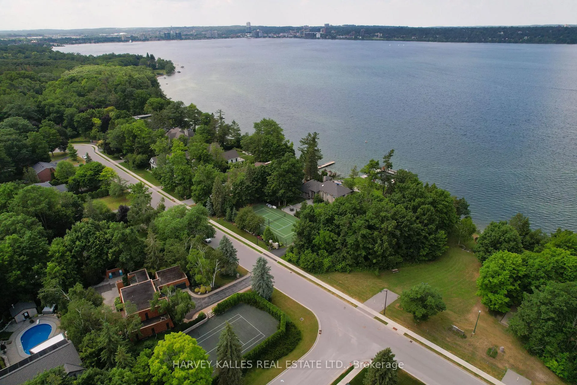 Photo 4 of 23 Royal Oak Drive, Barrie, South Shore — HOMEH