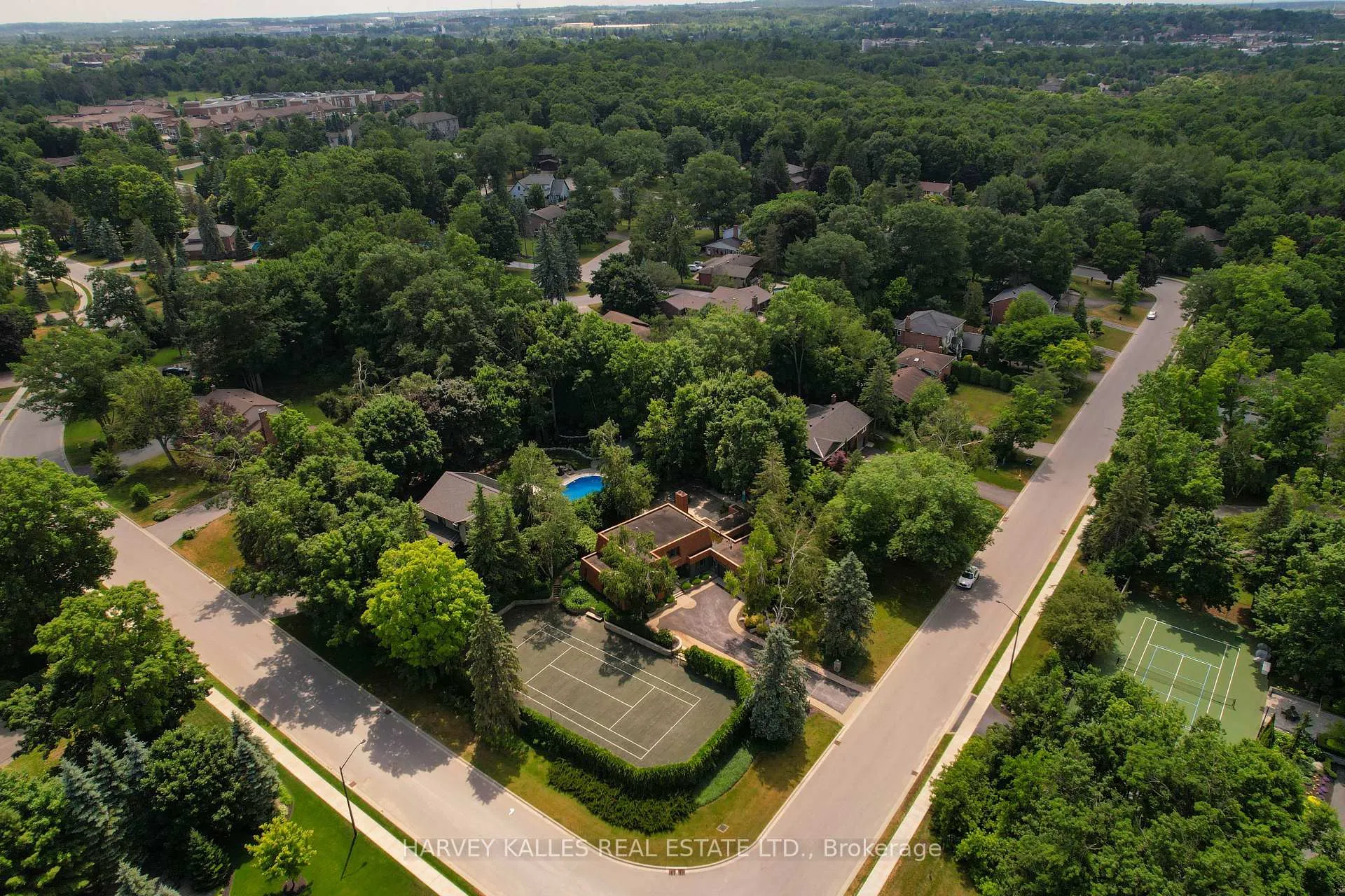 Photo 6 of 23 Royal Oak Drive, Barrie, South Shore — HOMEH