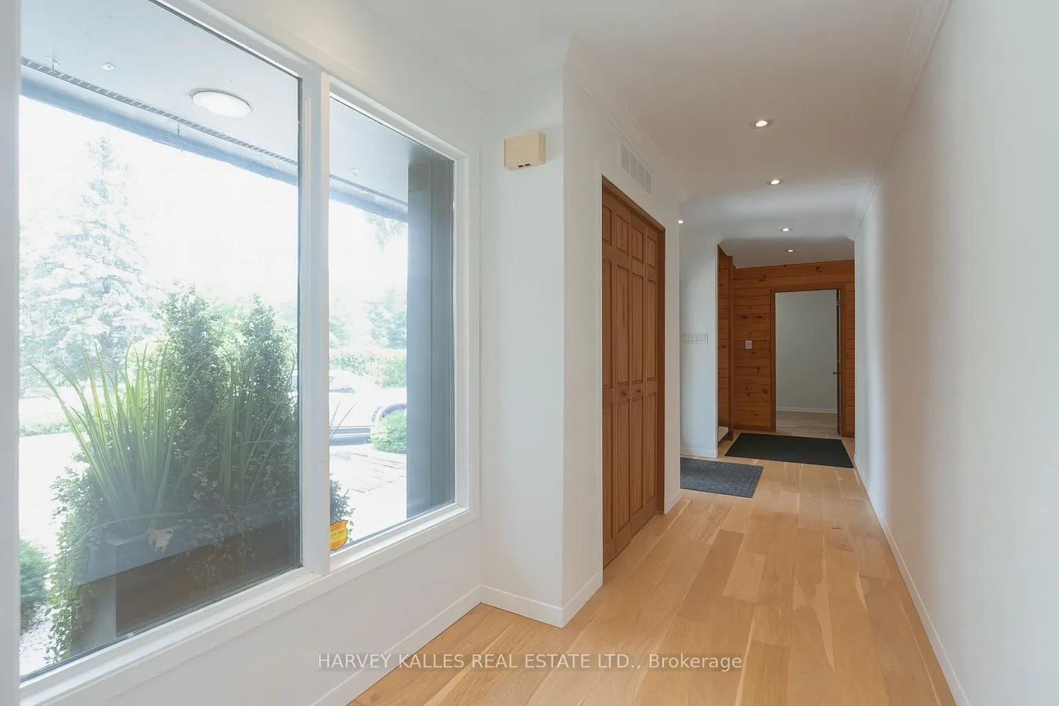 Photo 8 of 23 Royal Oak Drive, Barrie, South Shore — HOMEH