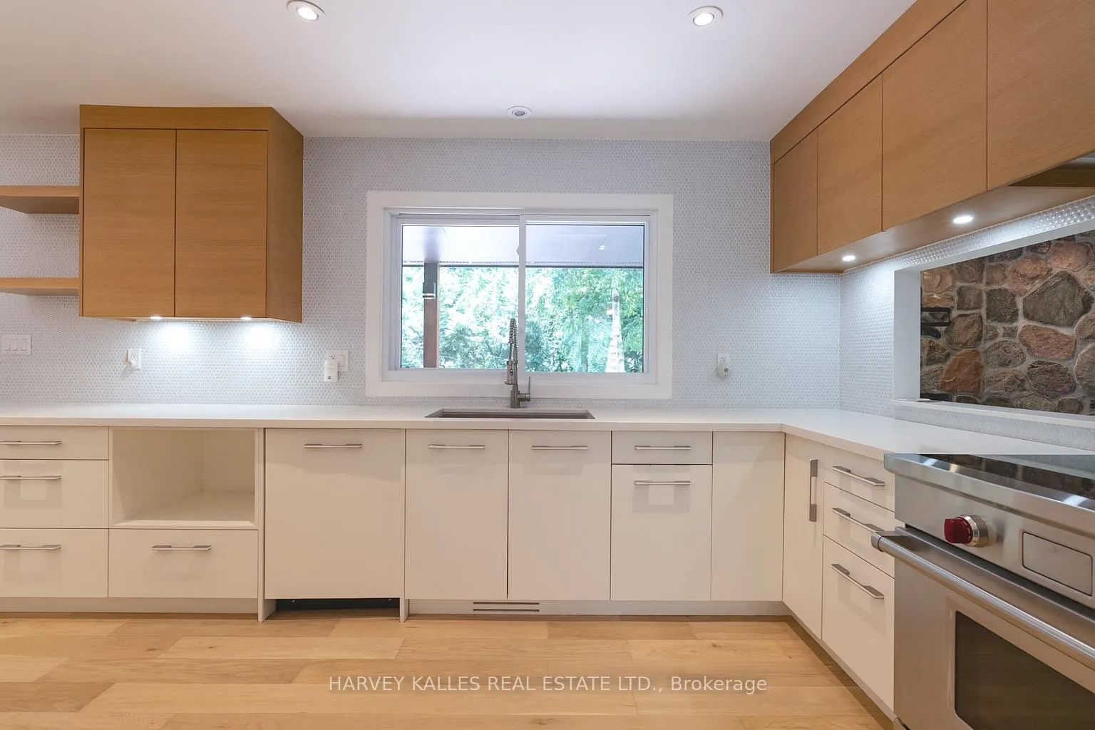 Photo 11 of 23 Royal Oak Drive, Barrie, South Shore — HOMEH