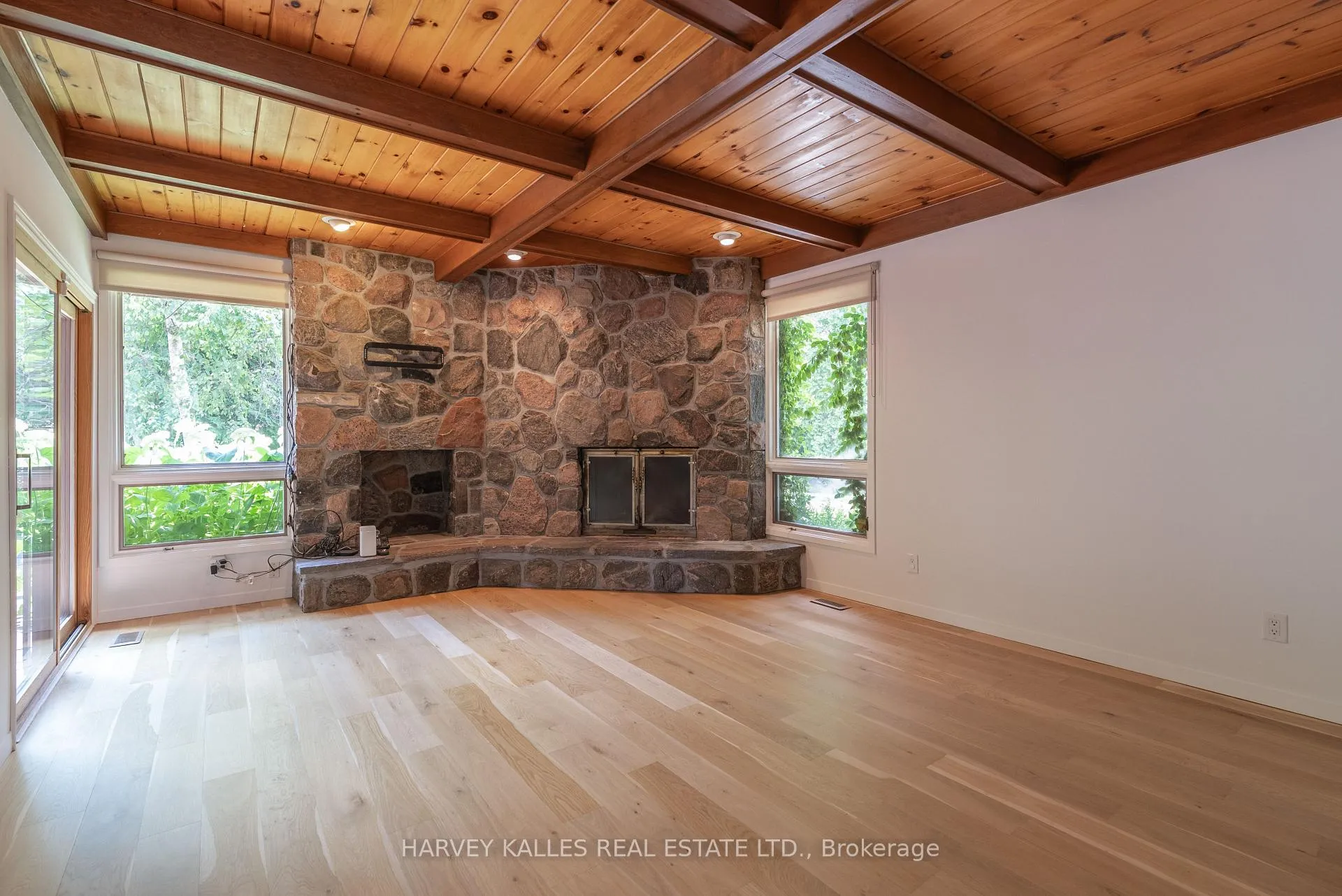 Photo 18 of 23 Royal Oak Drive, Barrie, South Shore — HOMEH