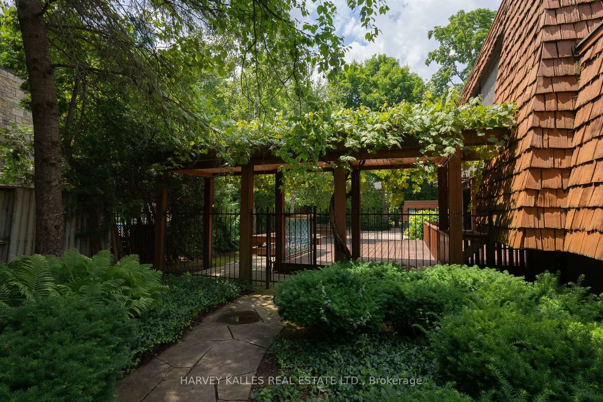Photo 31 of 23 Royal Oak Drive, Barrie, South Shore — HOMEH