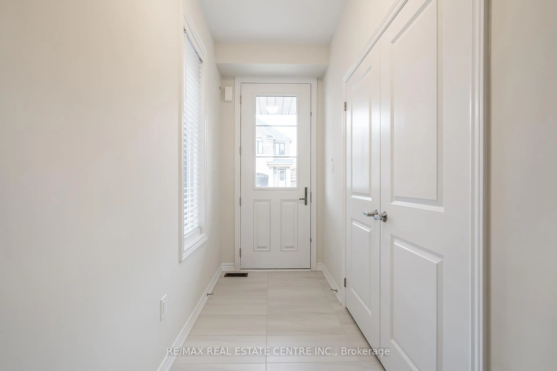 Photo 3 of 1426 Almonte Drive, Burlington, Tyandaga — HOMEH