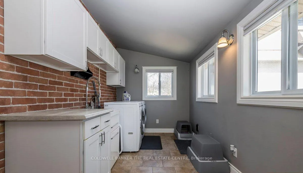 Photo 32 of 46 Park Street, Barrie, Queen's Park — HOMEH