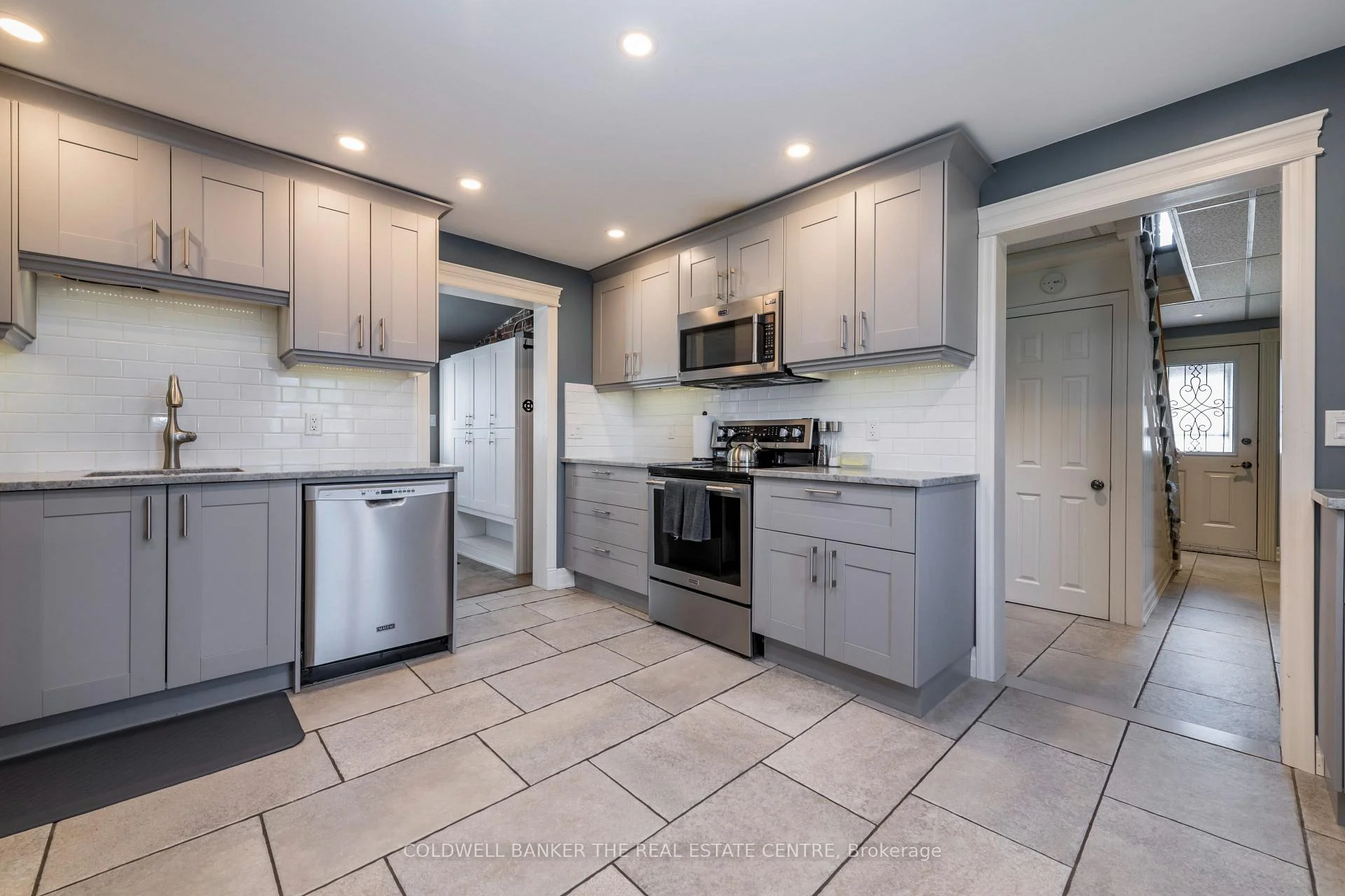 Photo 6 of 46 Park Street, Barrie, Queen's Park — HOMEH