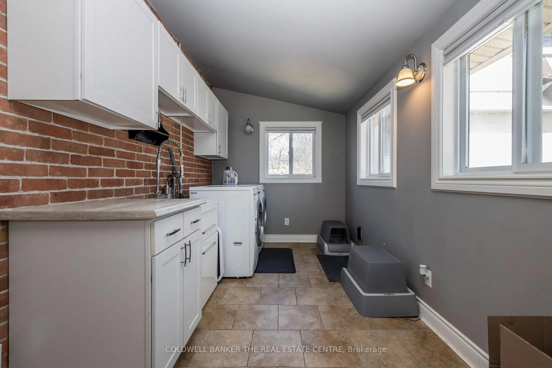 Photo 9 of 46 Park Street, Barrie, Queen's Park — HOMEH