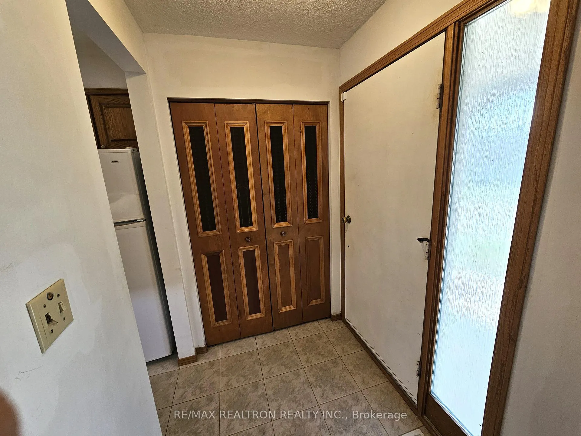 Photo 3 of 537 Lisbon Court, Oshawa, Vanier — HOMEH