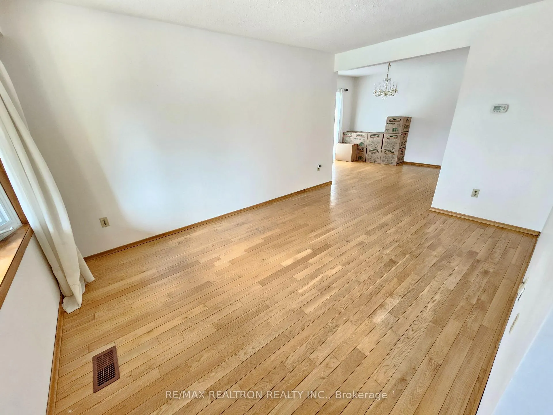 Photo 4 of 537 Lisbon Court, Oshawa, Vanier — HOMEH