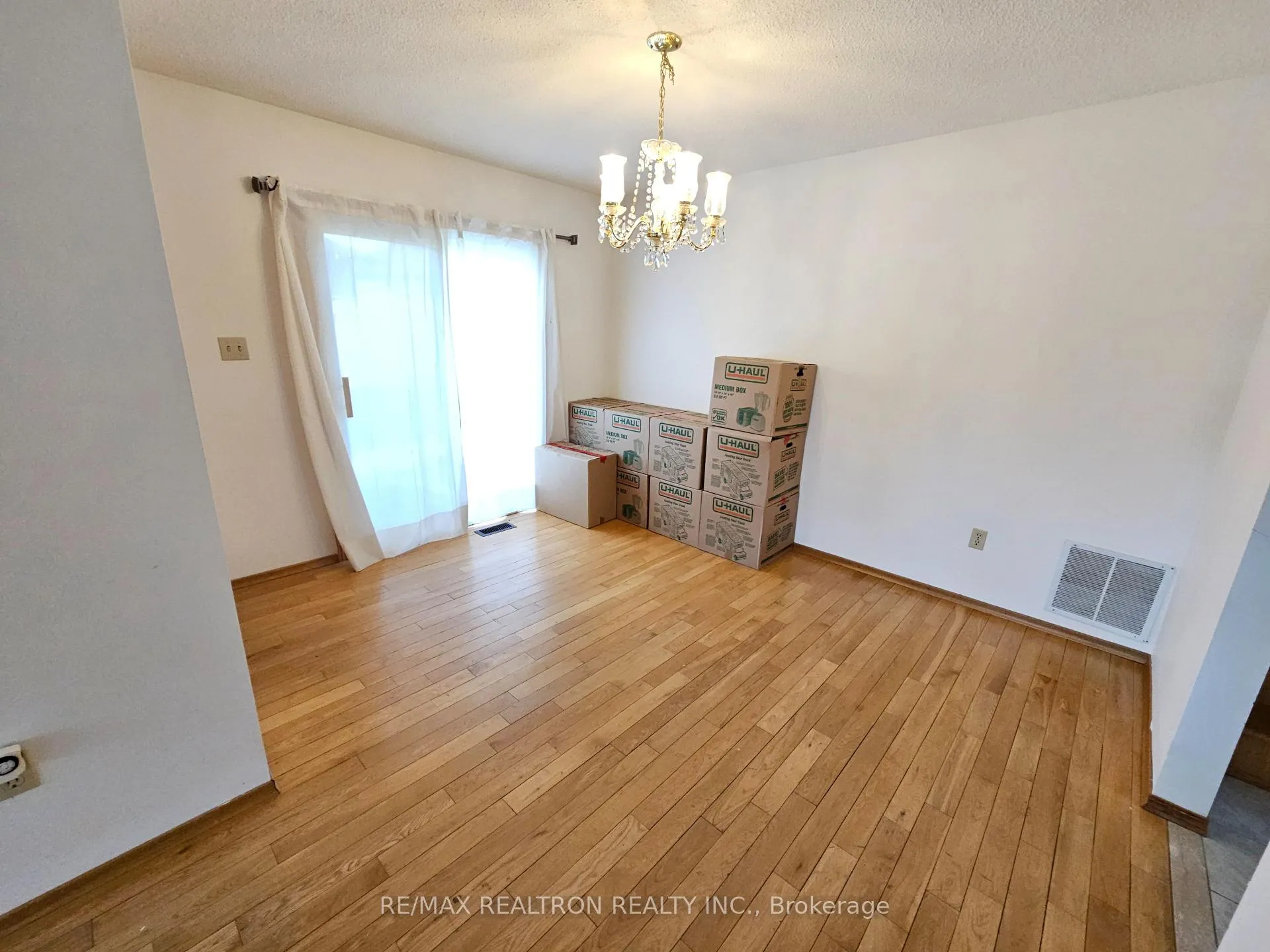 Photo 5 of 537 Lisbon Court, Oshawa, Vanier — HOMEH