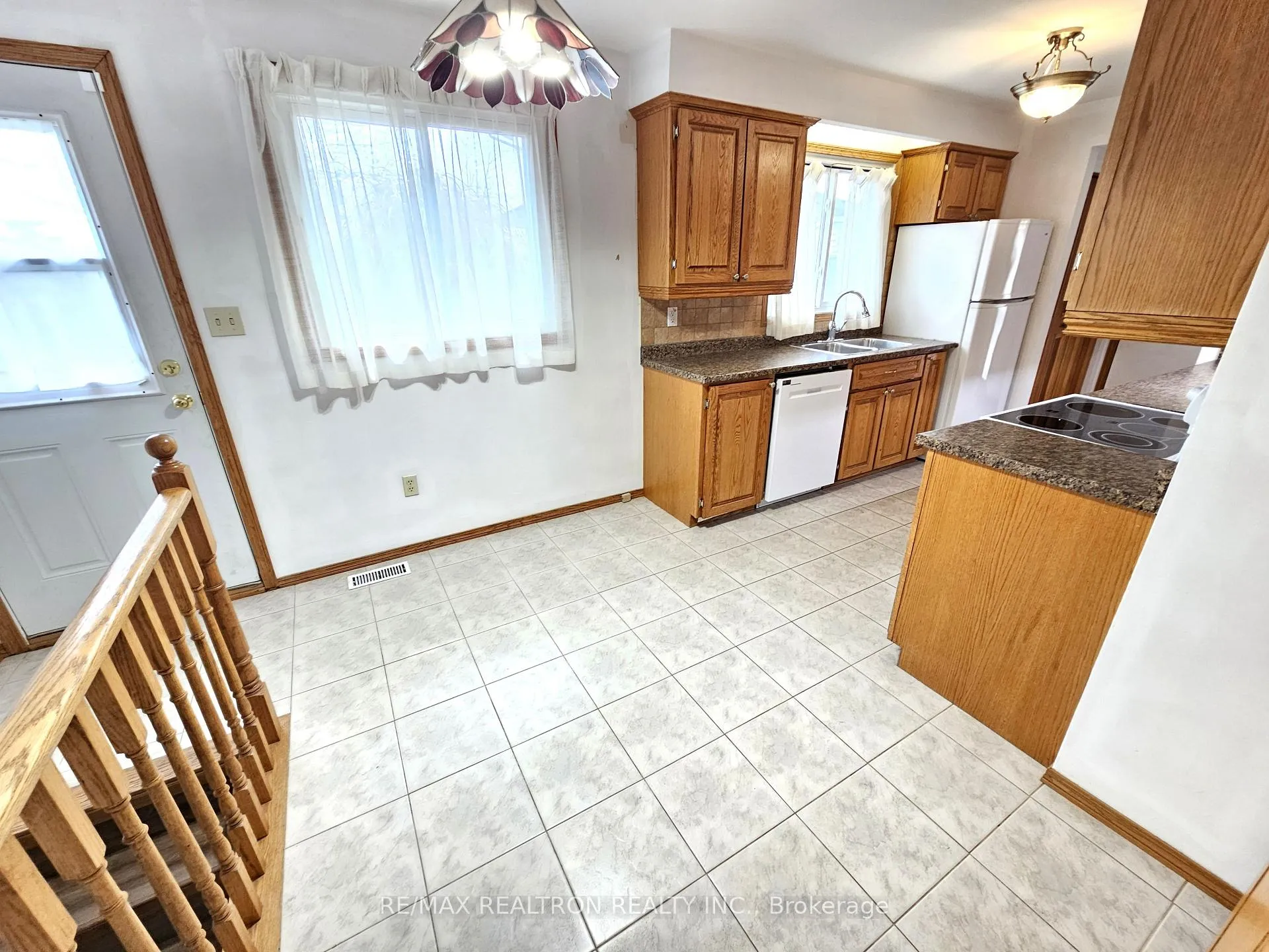 Photo 6 of 537 Lisbon Court, Oshawa, Vanier — HOMEH