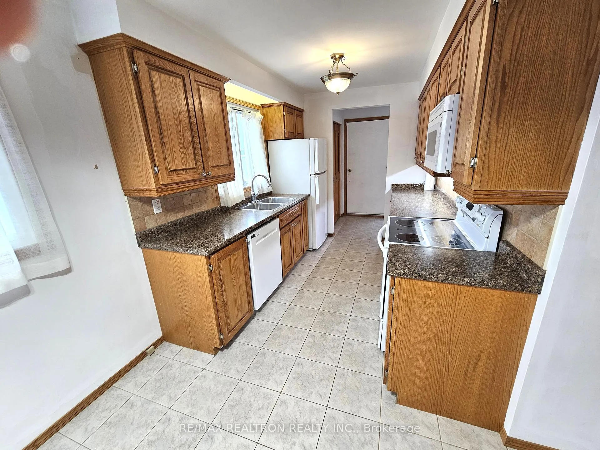 Photo 7 of 537 Lisbon Court, Oshawa, Vanier — HOMEH