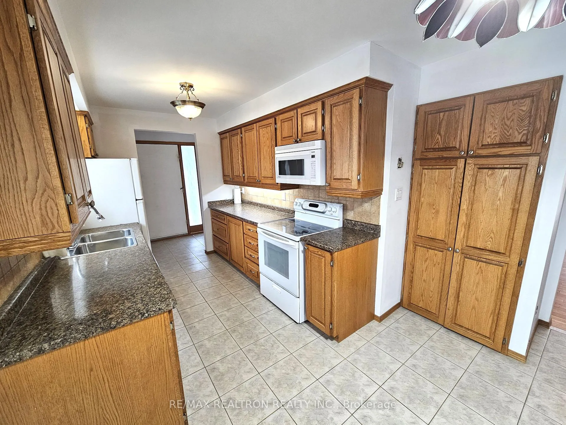 Photo 8 of 537 Lisbon Court, Oshawa, Vanier — HOMEH