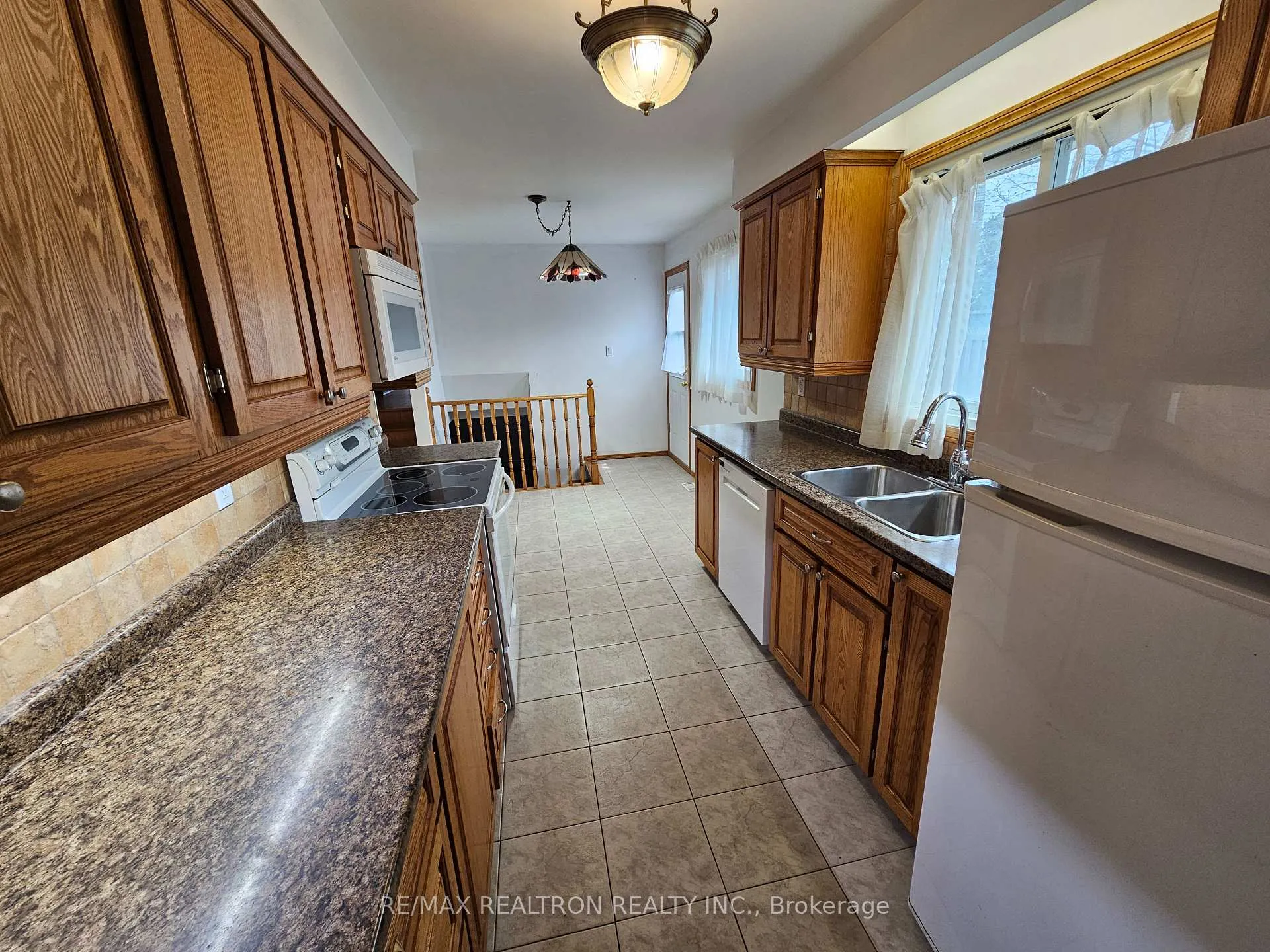 Photo 9 of 537 Lisbon Court, Oshawa, Vanier — HOMEH