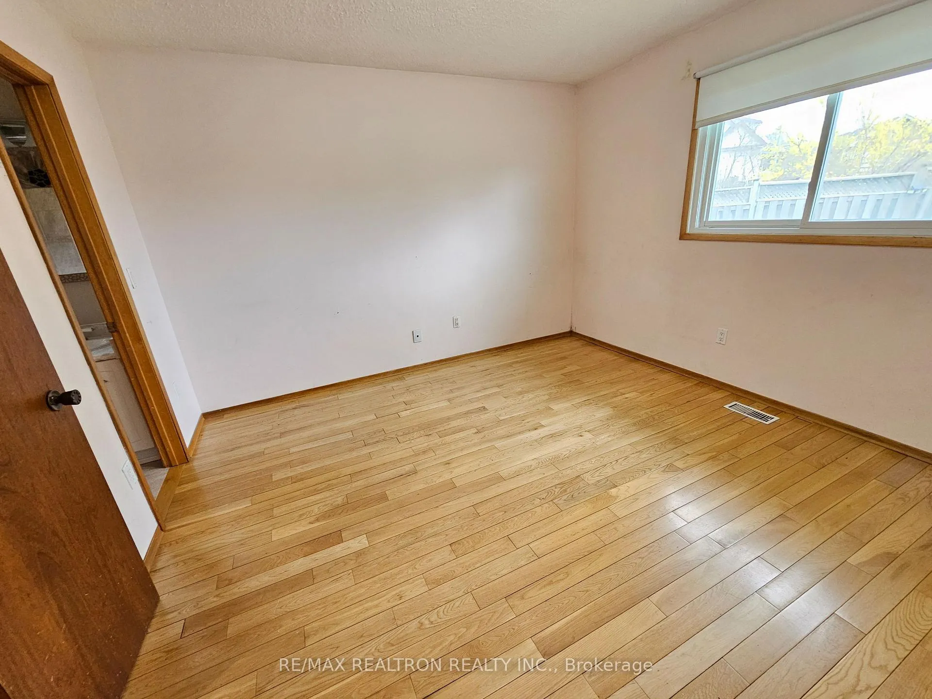 Photo 10 of 537 Lisbon Court, Oshawa, Vanier — HOMEH