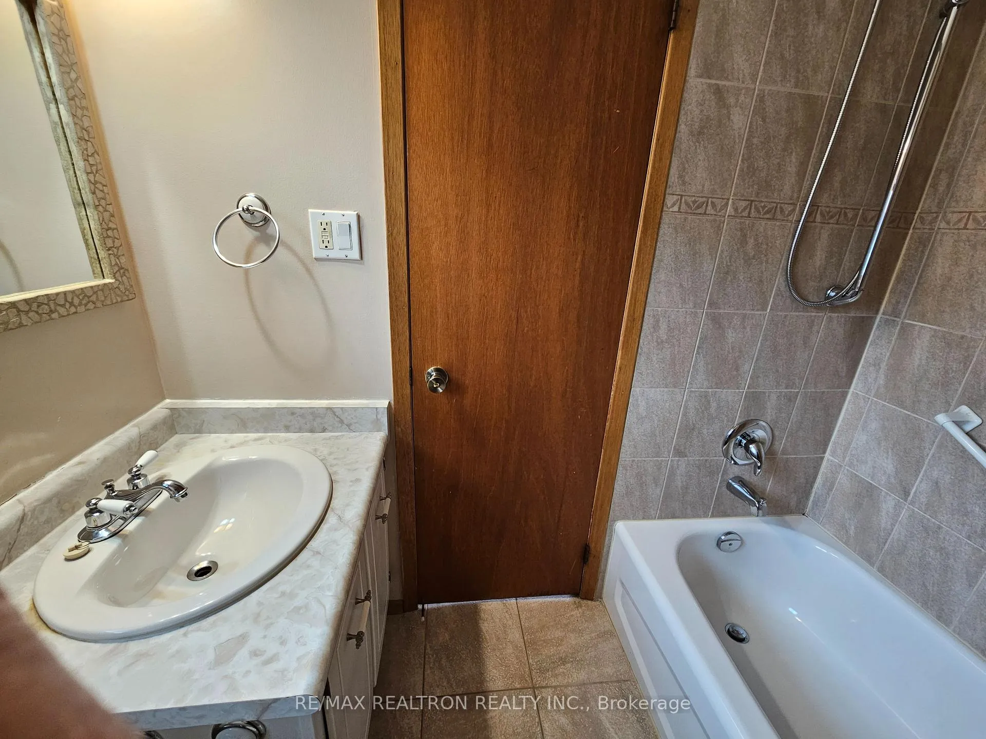 Photo 11 of 537 Lisbon Court, Oshawa, Vanier — HOMEH