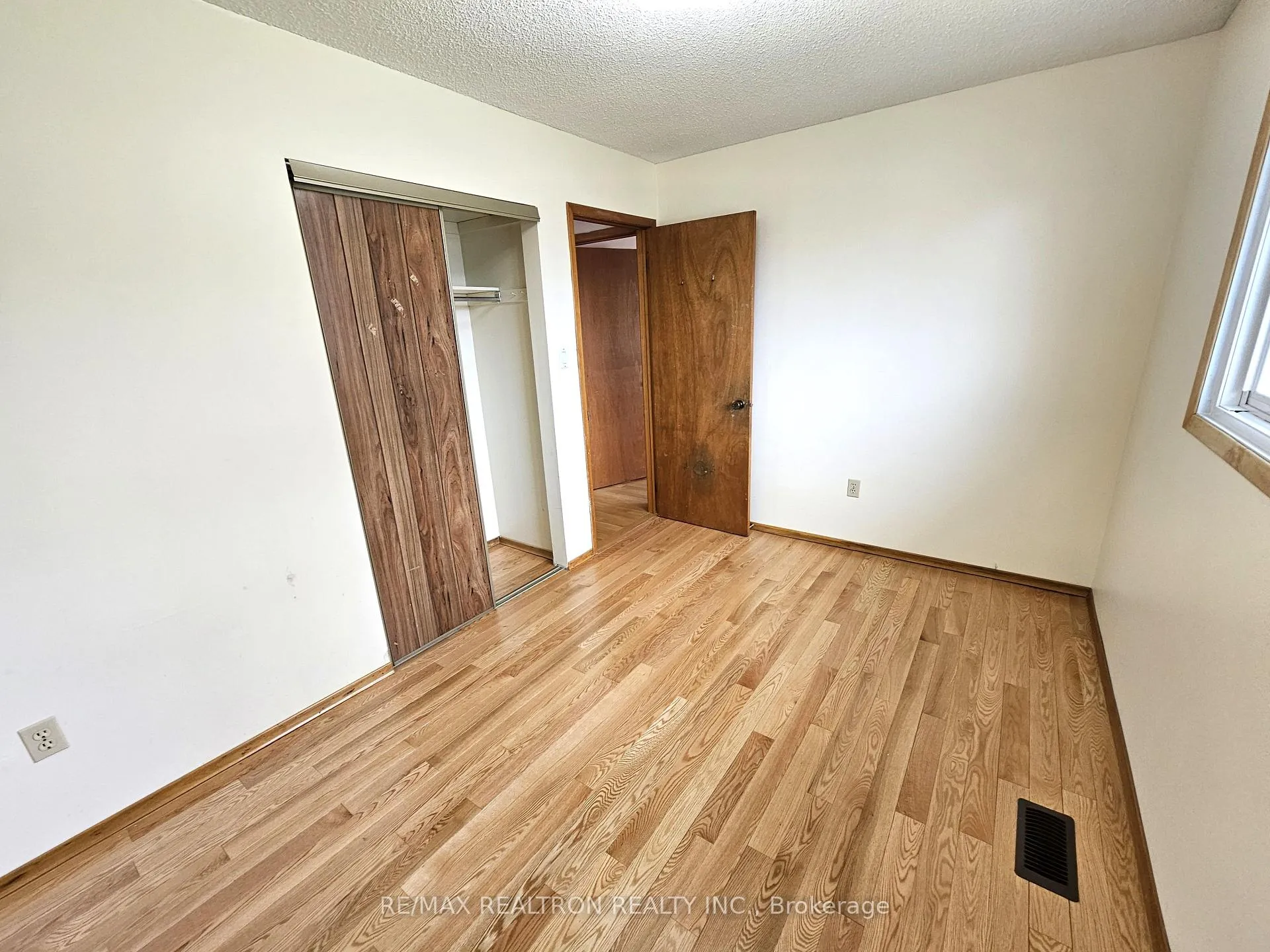Photo 13 of 537 Lisbon Court, Oshawa, Vanier — HOMEH