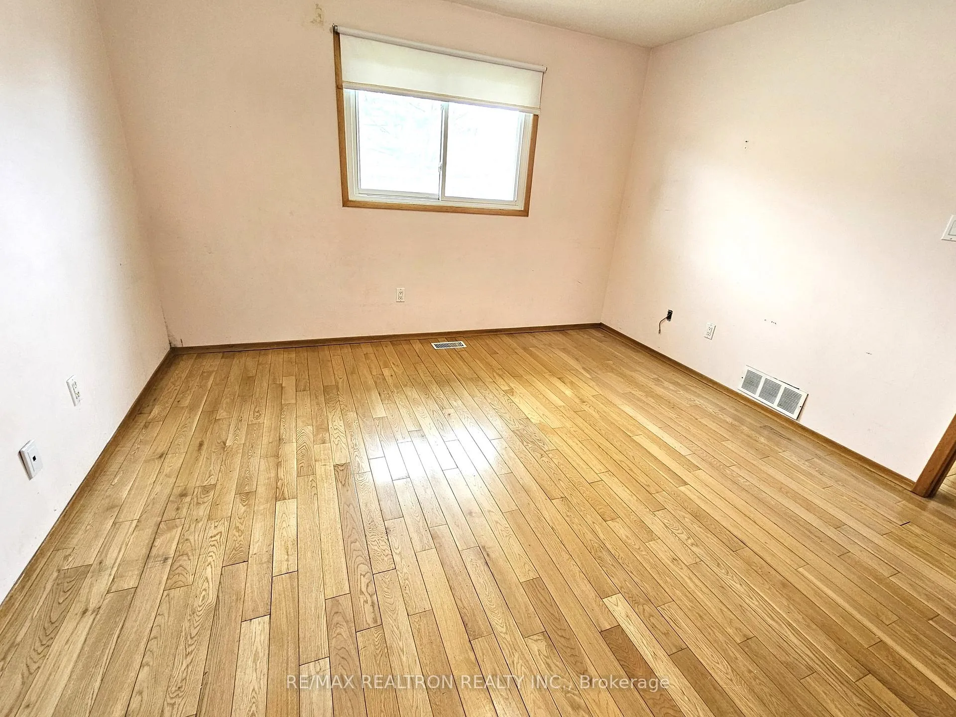 Photo 14 of 537 Lisbon Court, Oshawa, Vanier — HOMEH