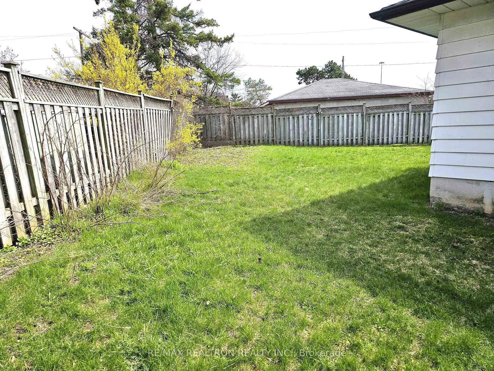 Photo 20 of 537 Lisbon Court, Oshawa, Vanier — HOMEH