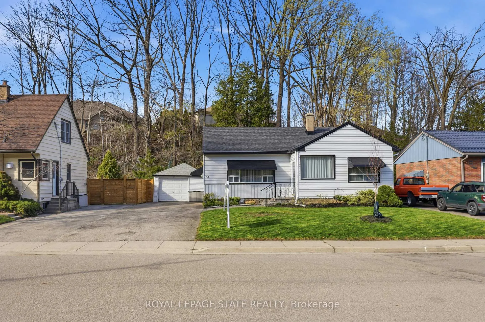 Photo 1 of 37 Central Park Avenue, Hamilton, Dundas — HOMEH