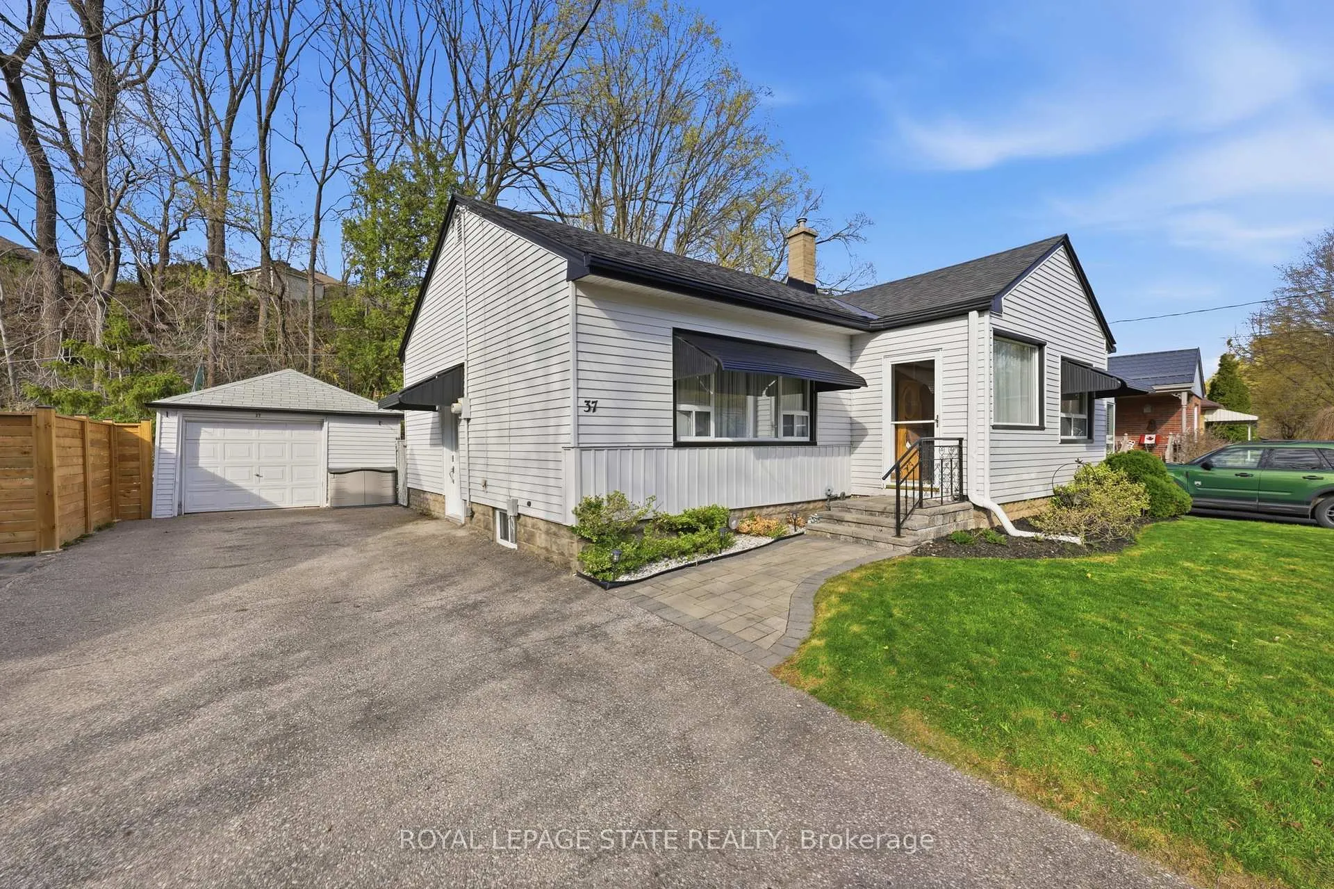 Photo 2 of 37 Central Park Avenue, Hamilton, Dundas — HOMEH