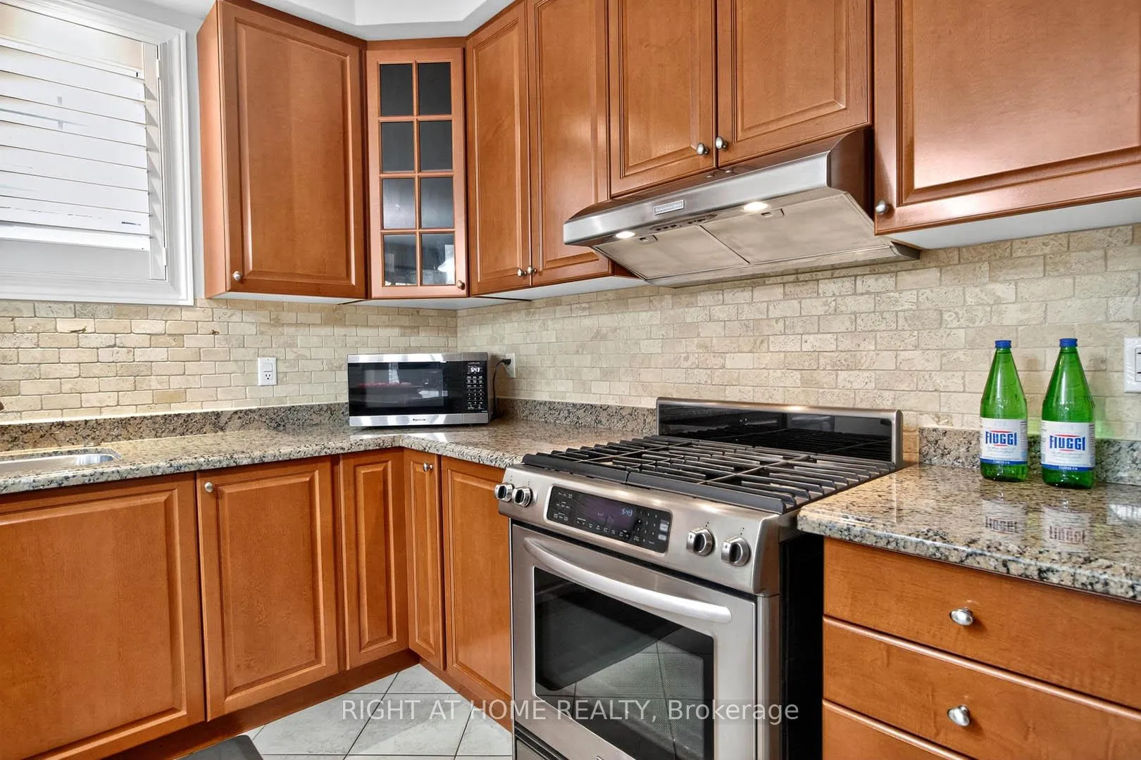 Photo 12 of 7 Messina Avenue, Brampton, Bram West — HOMEH