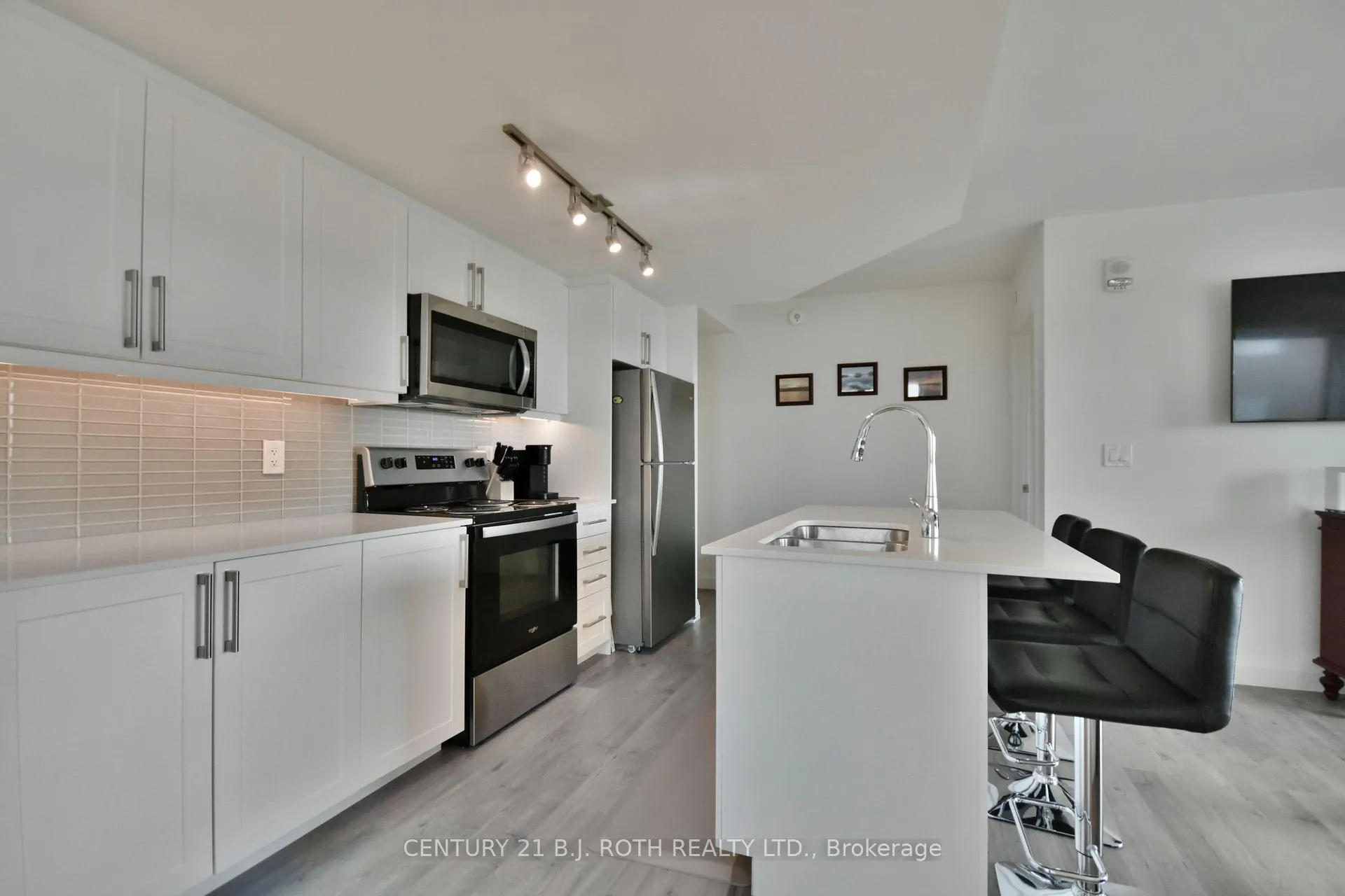Front of Unit 818, 58 Lakeside Terrace