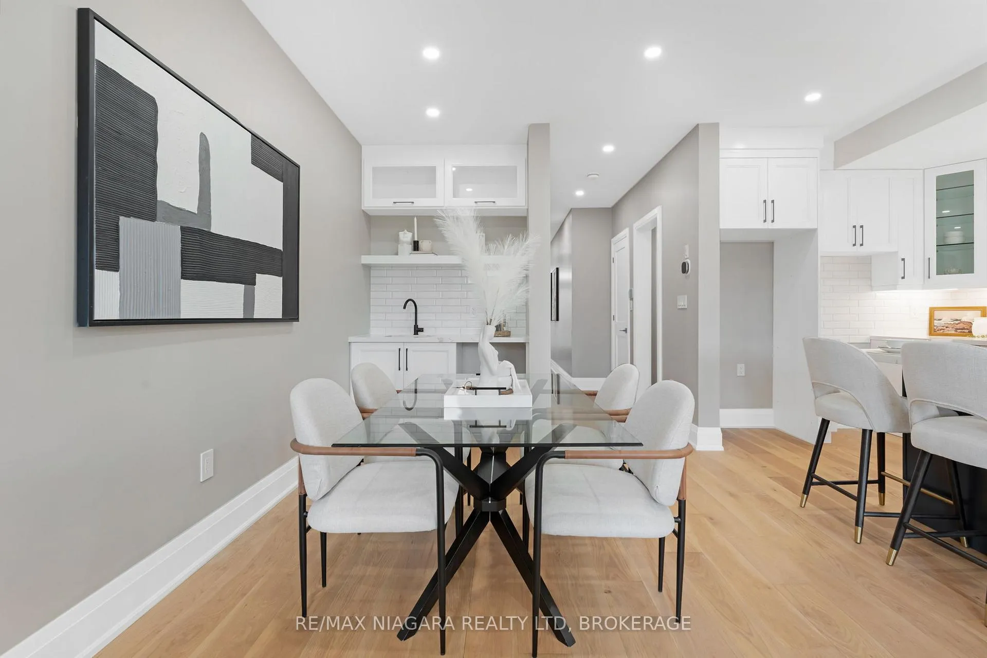 Photo 13 of 6208 Curlin Crescent, Niagara Falls, Forestview — HOMEH