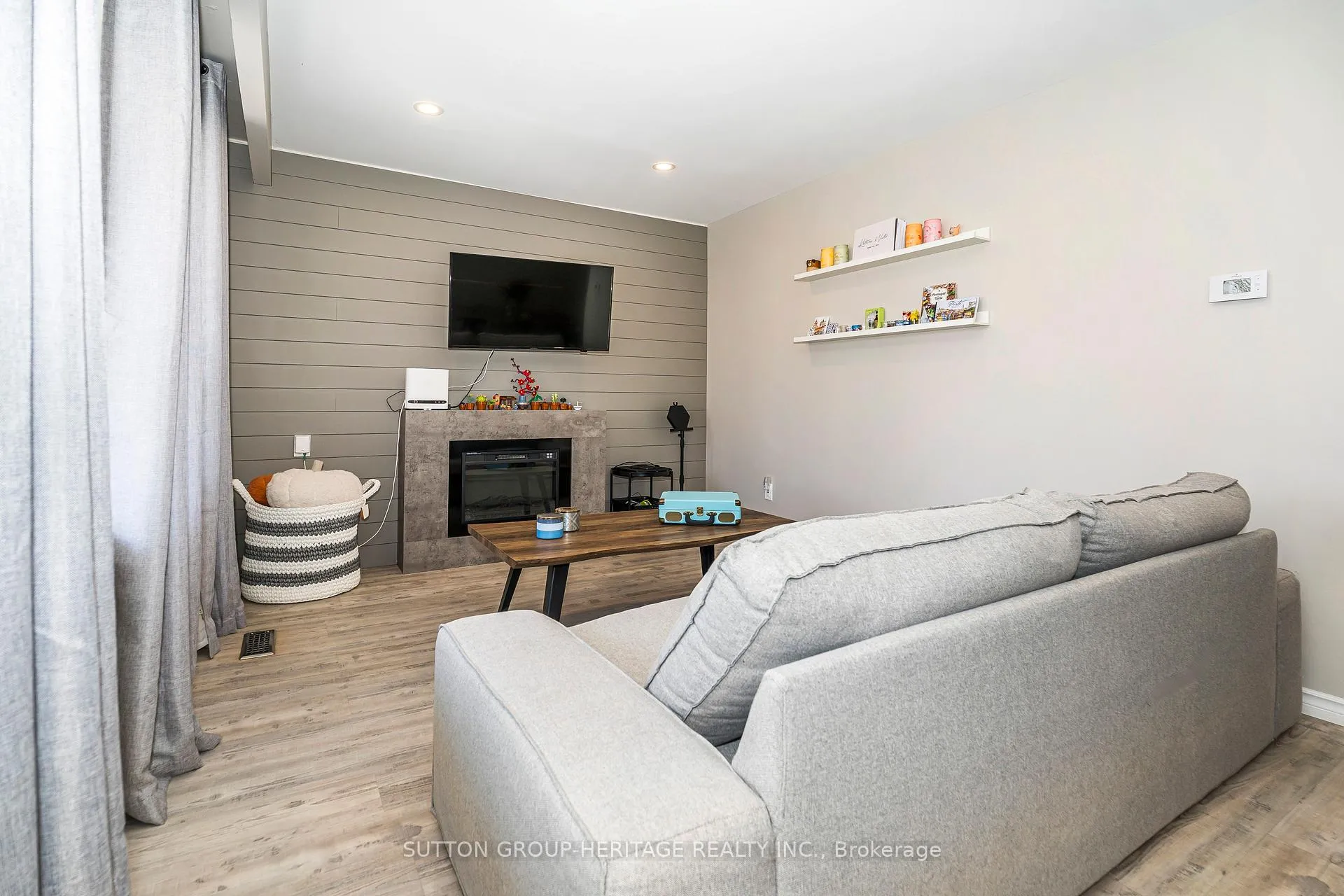 Photo 5 of 437 Sedan Crescent, Oshawa, Central — HOMEH