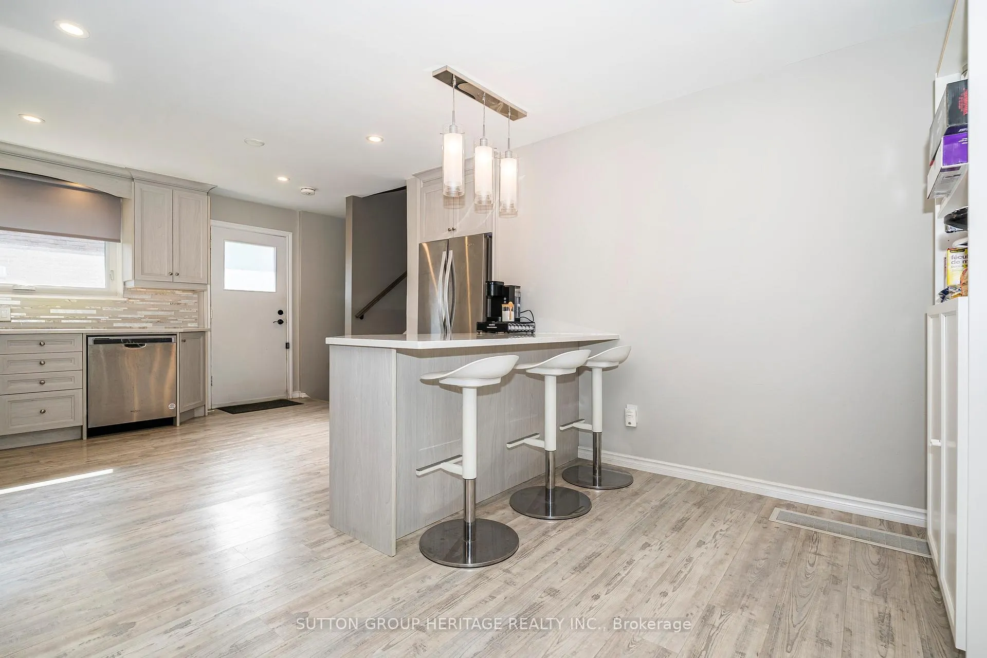 Photo 7 of 437 Sedan Crescent, Oshawa, Central — HOMEH