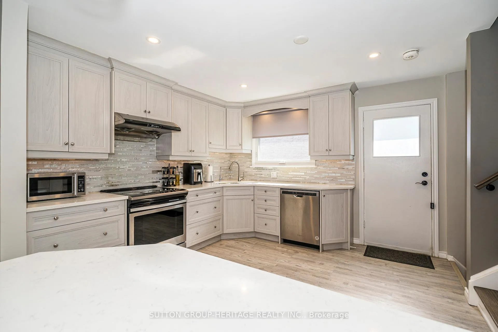Photo 10 of 437 Sedan Crescent, Oshawa, Central — HOMEH