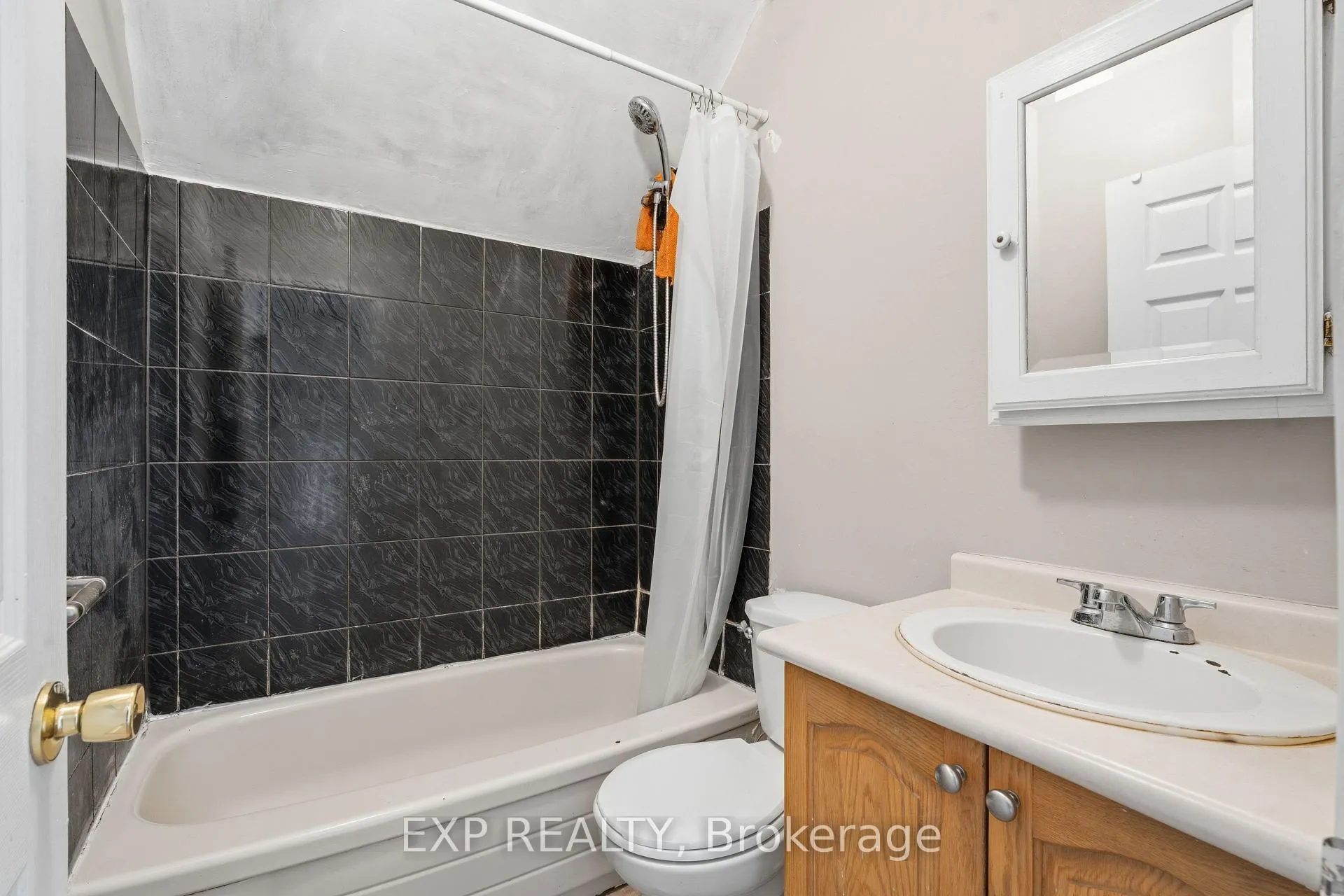 Photo 8 of 211 Rebecca Street, Hamilton, Beasley — HOMEH