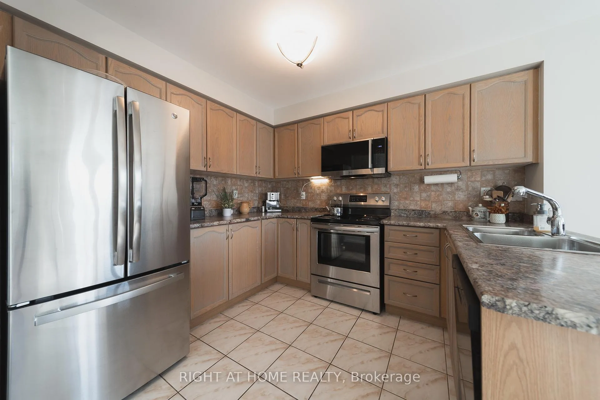 Photo 11 of 1251 Lamont Crescent, Milton, Clarke — HOMEH