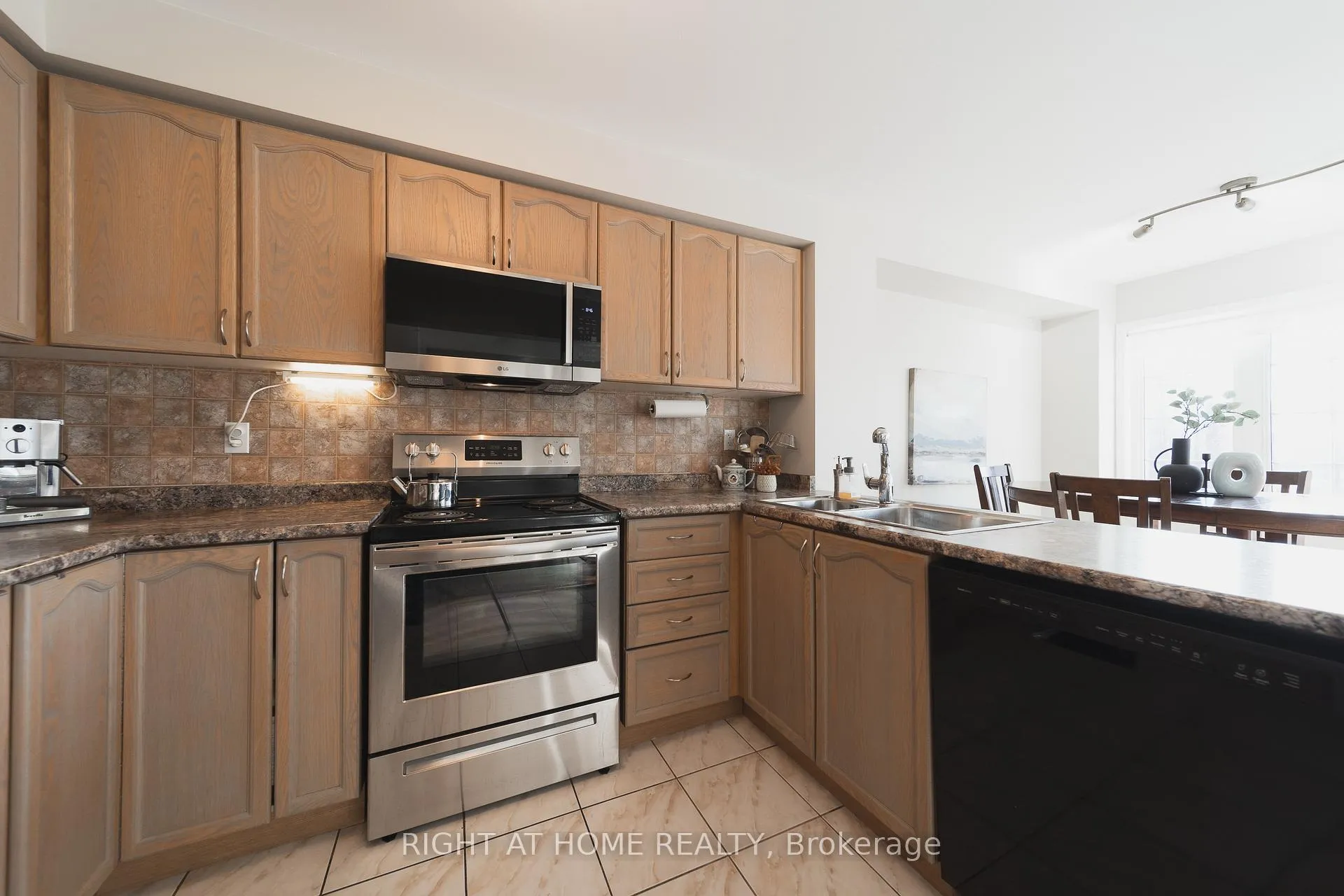 Photo 12 of 1251 Lamont Crescent, Milton, Clarke — HOMEH