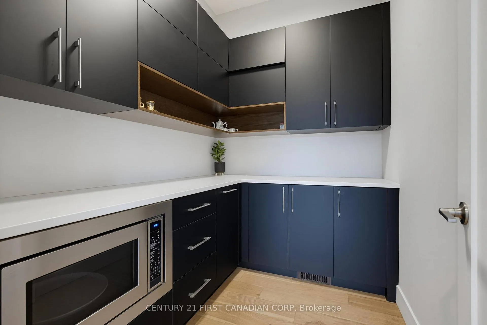 Photo 13 of 53 Edwin Drive, London, South P — HOMEH