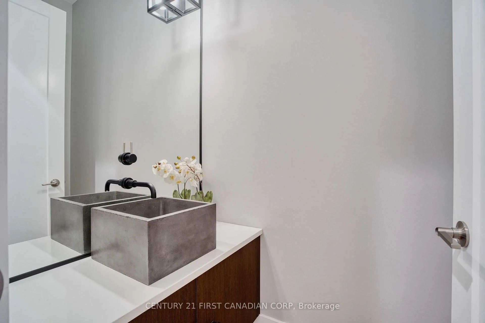 Photo 18 of 53 Edwin Drive, London, South P — HOMEH