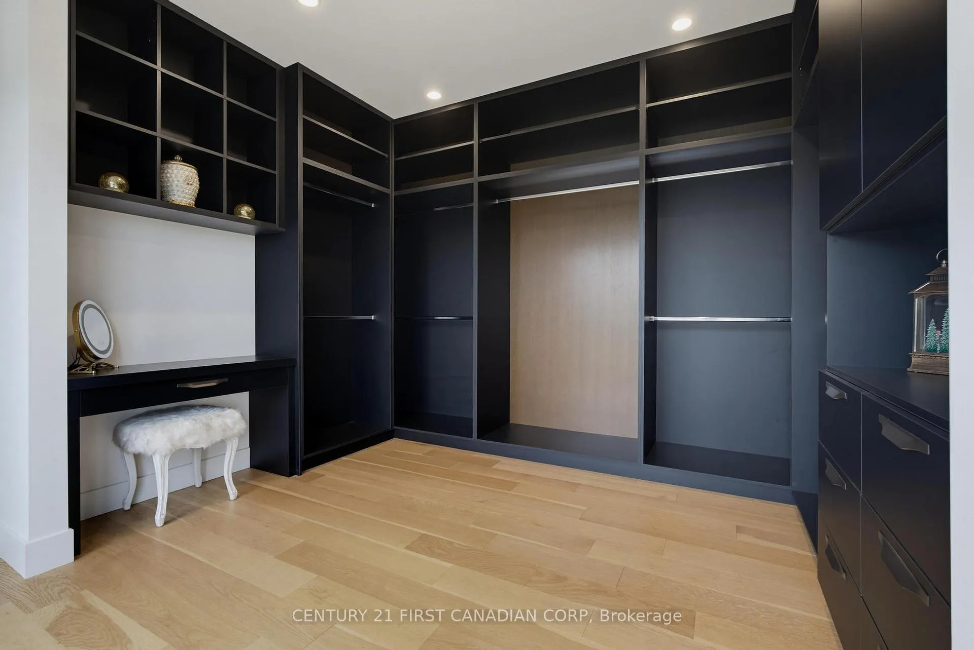Photo 24 of 53 Edwin Drive, London, South P — HOMEH