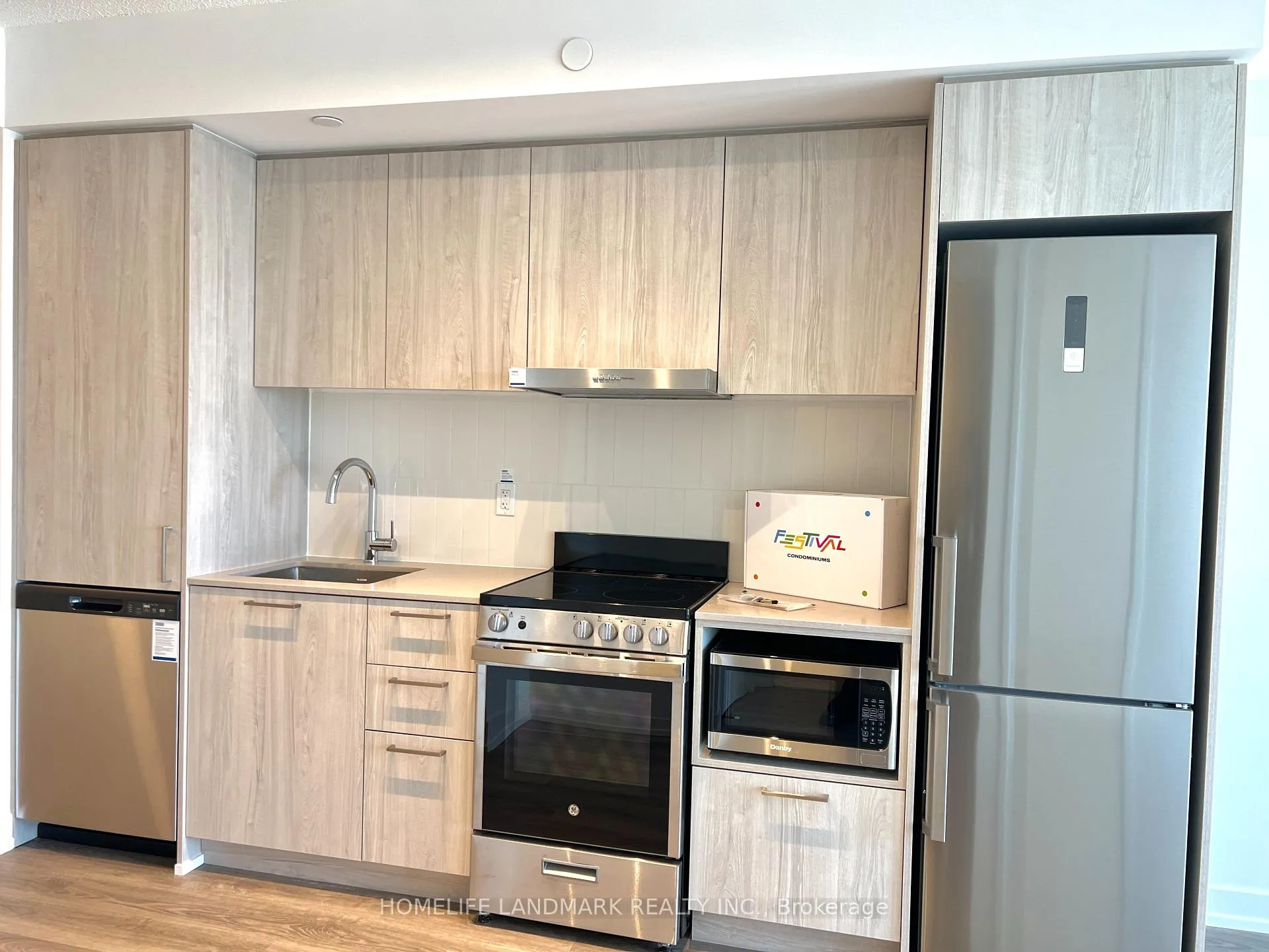 Photo 7 of Unit 3308, 195 Commerce Street, Vaughan, Vaughan Corporate Centre — HOMEH