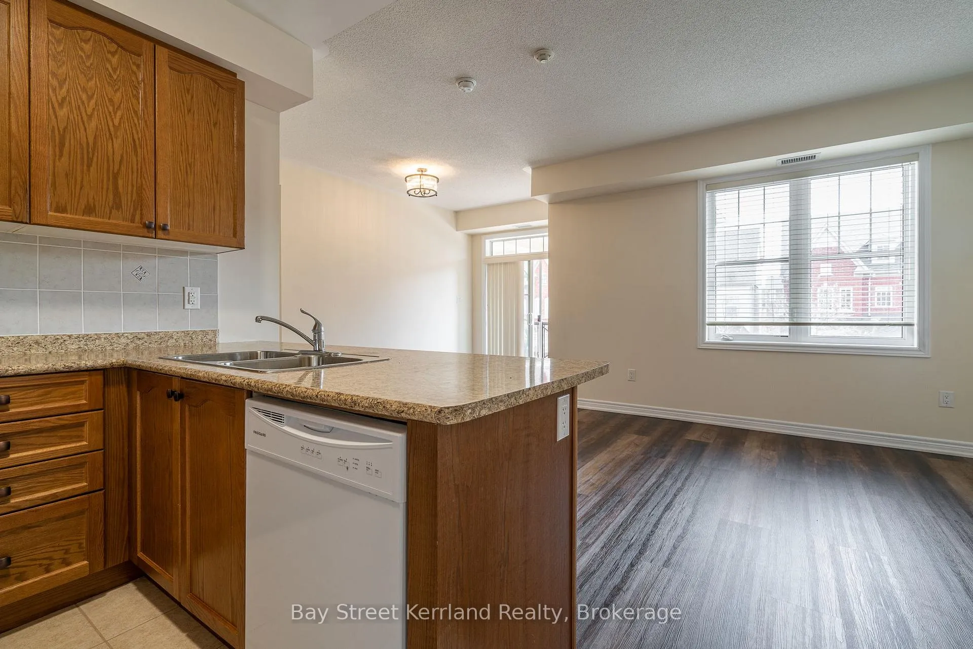 Photo 8 of Unit 201, 263 Georgian Drive, Oakville, River Oaks — HOMEH