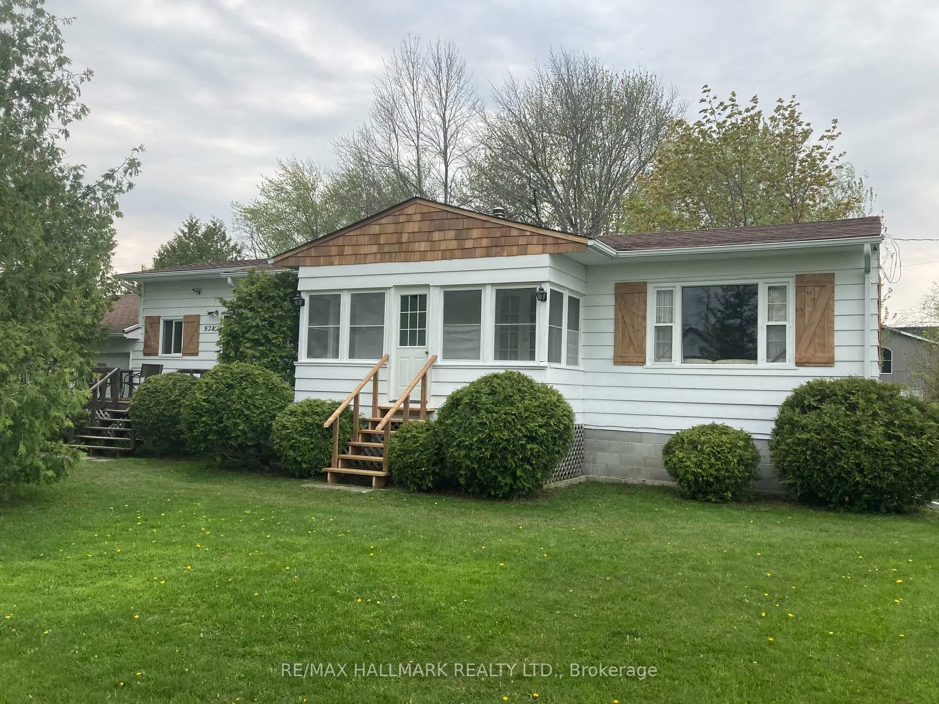 Photo 1 of 824 Paradise Drive, Georgina, Historic Lakeshore Communities — HOMEH