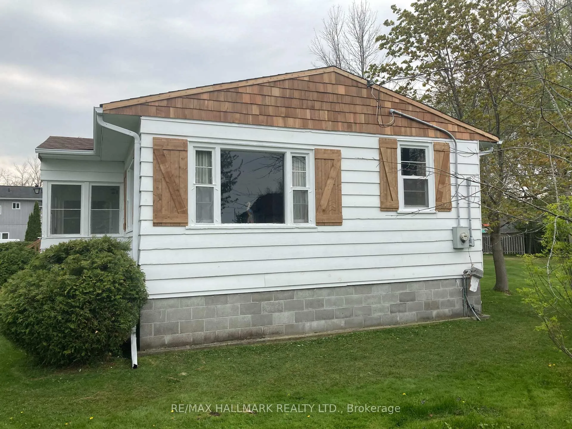 Photo 3 of 824 Paradise Drive, Georgina, Historic Lakeshore Communities — HOMEH