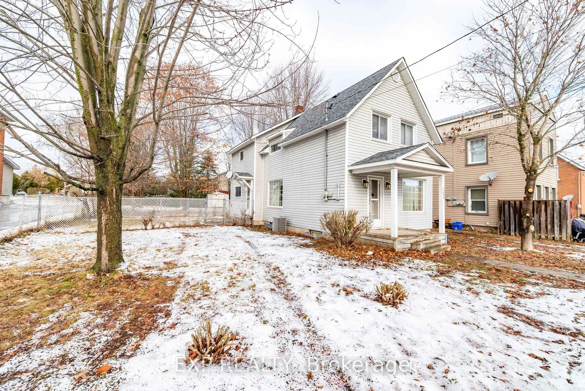 Front of 142 Hincks Avenue W