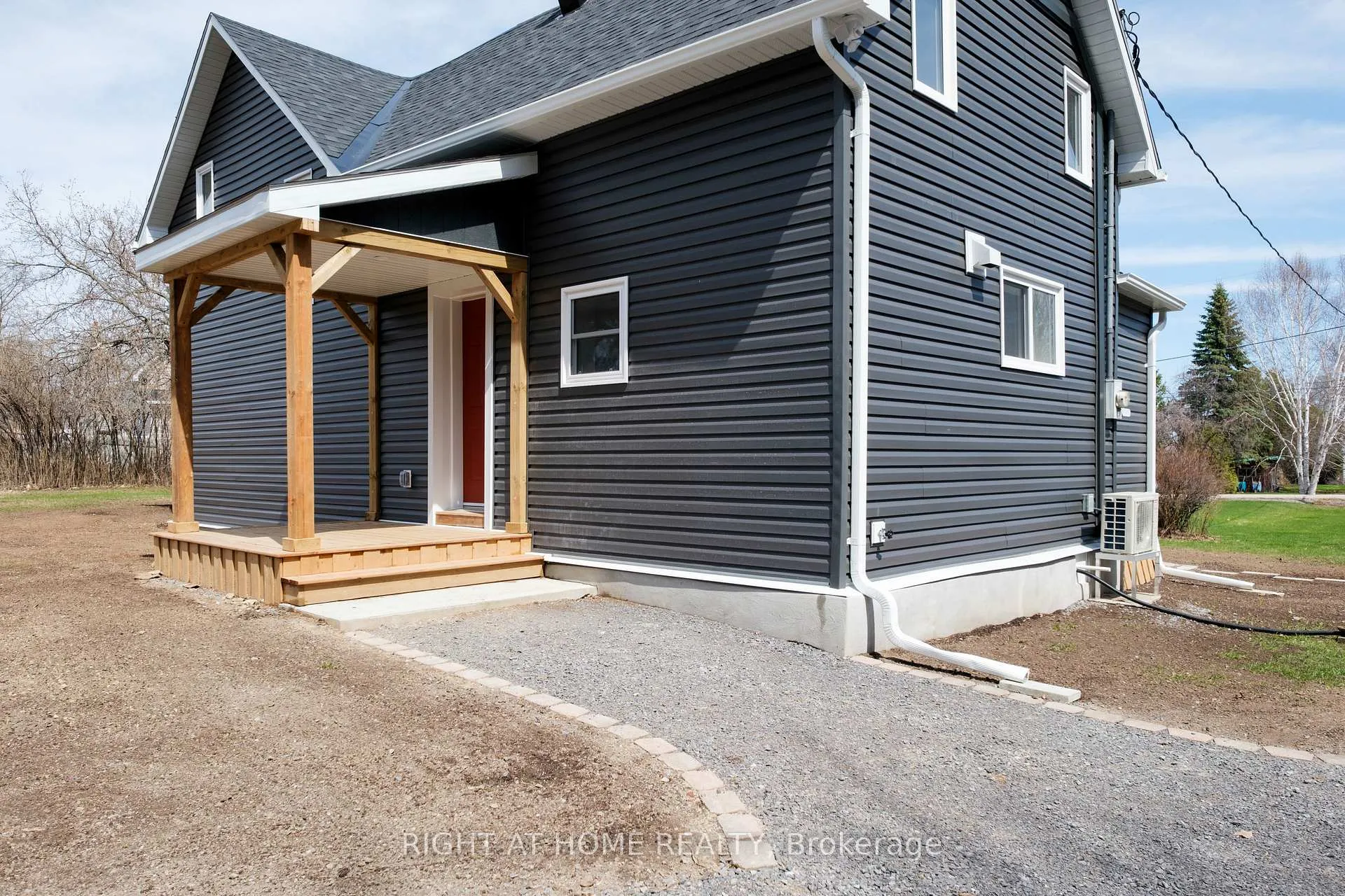 Photo 4 of 145 Sarah Street E, McNab/Braeside, Mcnab/Braeside Twps — HOMEH